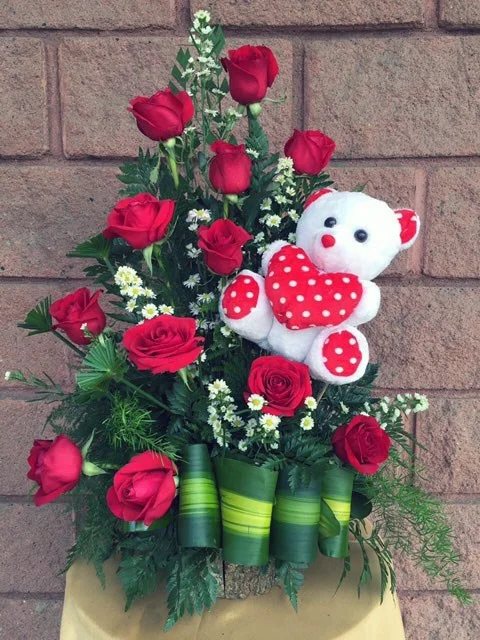 12 Rosas Rojas con Peluche
