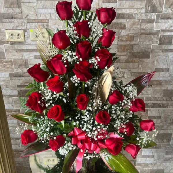 Arreglo de 24 rosas rojas elegantes en base rústica, entrega a domicilio en Managua