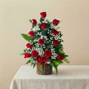 arreglo de doce rosas rojas encima de una mesa