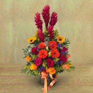 arreglo de flores tropicales con base rustica