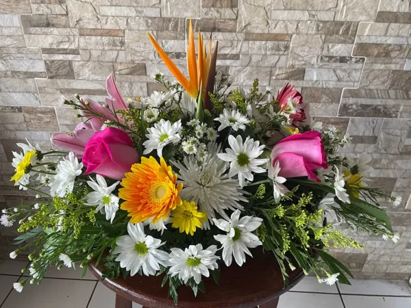 centro de mesas con flores tropicales