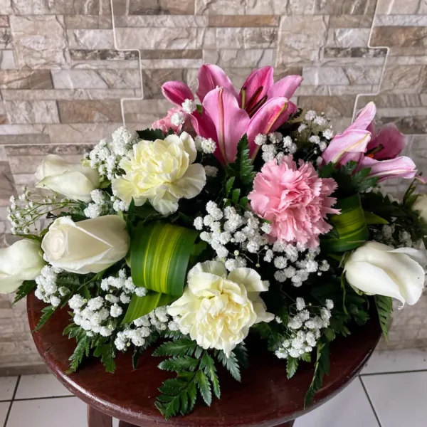 Centro de mesa de rosas y lirios, entrega en Managua
