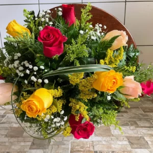 centro de mesa con rosas variadas