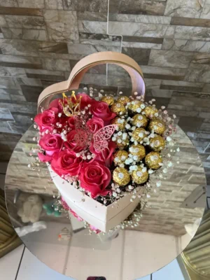 caja en forma de corazon con rosas y chocolates