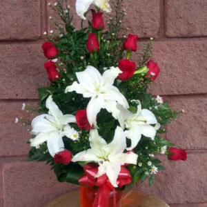 12 rosas y lirios