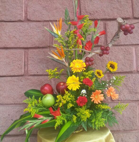 Arreglo de flores tropicales con frutas, entrega en Managua