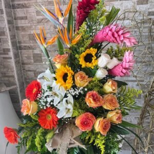 arreglo de flores tropicales con rosas