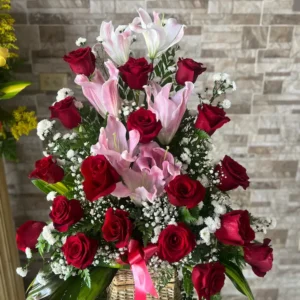 canasta de rosas y lirios