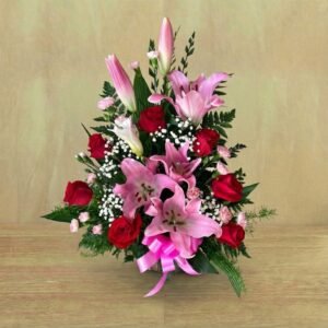 arreglo de rosas y lirios en canasta