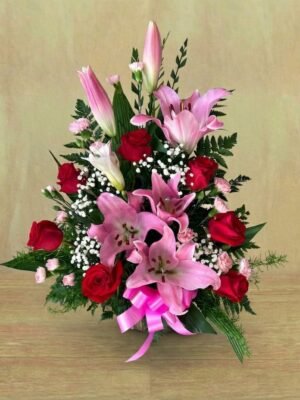 arreglo de rosas y lirios en canasta