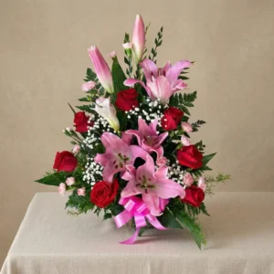 Arreglo de rosas rojas lirios en canasta