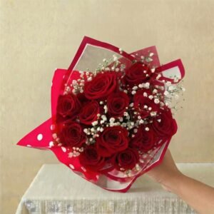 bouquet de doce rosas rojas