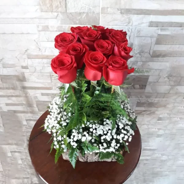 12 rosas rojas unidas con base de nubes
