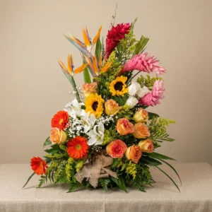 arreglo de flores tropicales con rosas