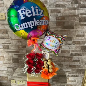 caja con chocolates, rosas y globos