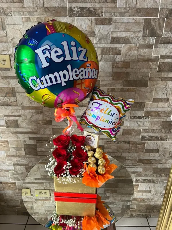 caja con chocolates, rosas y globos