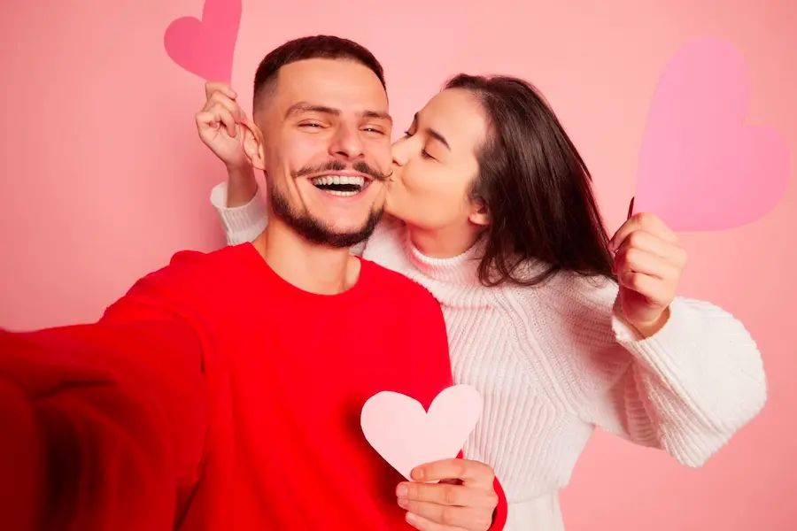 dos personas besandose en celebracion a san valentin