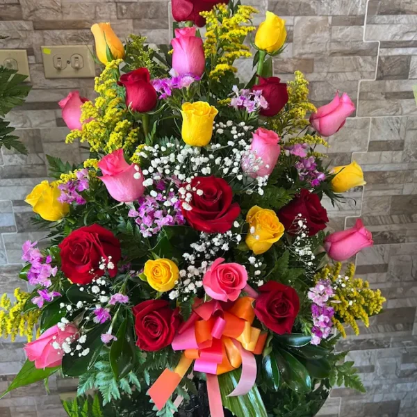 Arreglo de 24 rosas de colores variados, entrega en Managua