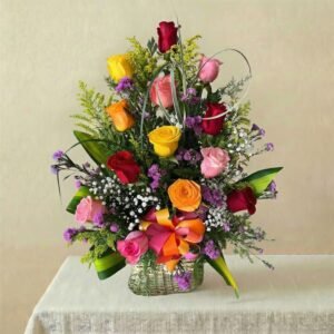 arreglo de rosas mixtas en canasta