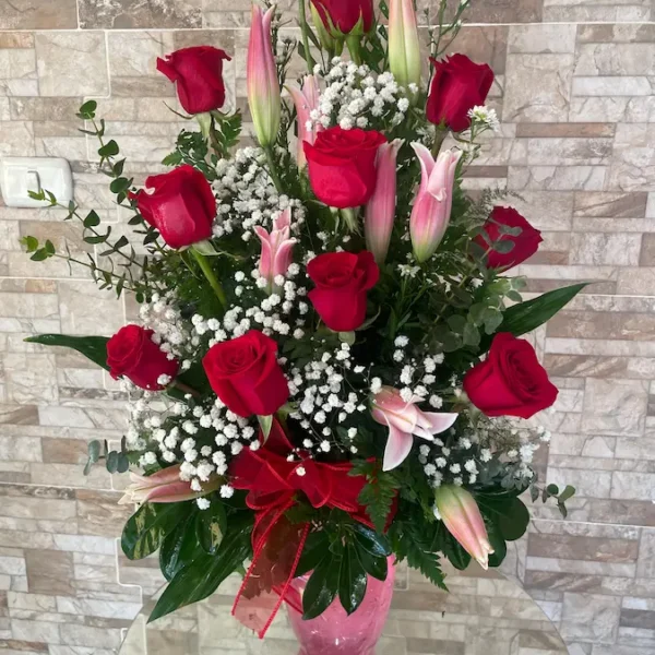 Florero de rosas y lirios frescos, entrega en Managua