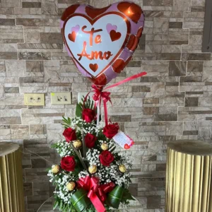 arreglo con rosas, chocolates y globos