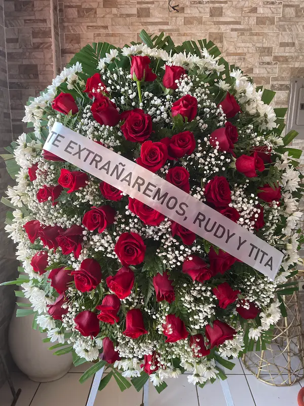 corona de rosas rojas