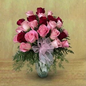 arreglo de rosas rojas y rosas rosadas