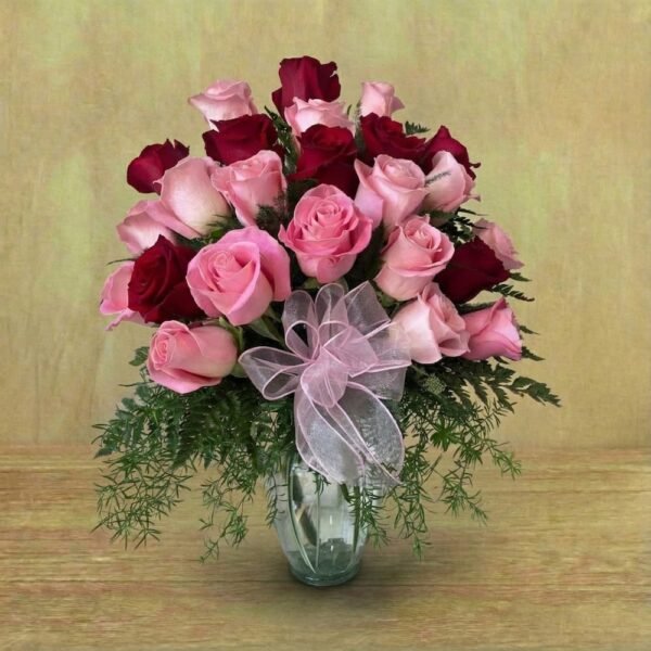 Rosas rojas y rosadas en florero de vidrio, entrega en Managua