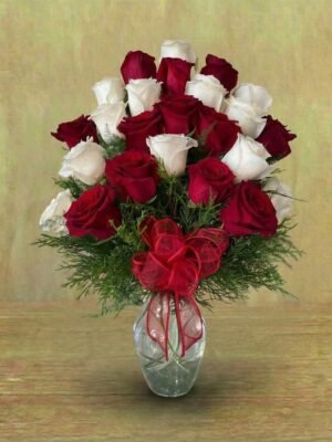 arreglo de rosas rojas y rosas blancas