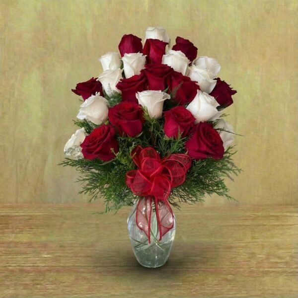 Rosas rojas y blancas en florero de vidrio, entrega en Managua
