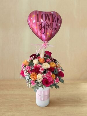 arreglo de flores variadas con globo