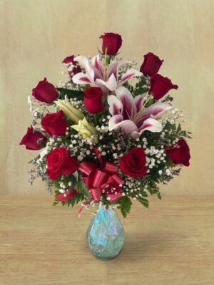 arreglo de rosas y lirios en jarron tornasol