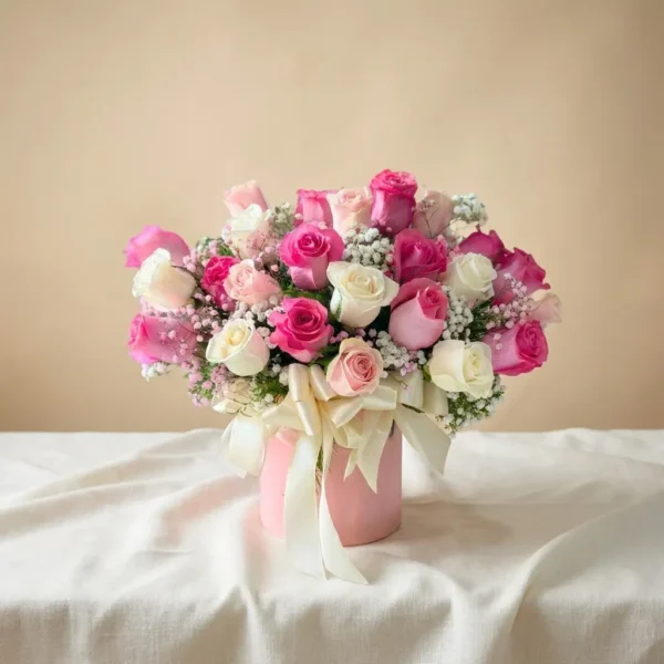 Arreglo de 24 rosas rosadas, fucsia y crema en caja rosada con lazo de satin